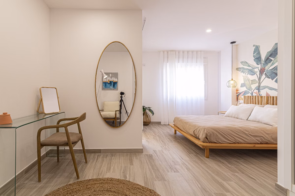 Schlafzimmer mit Schreibecke und ovalem Spiegel