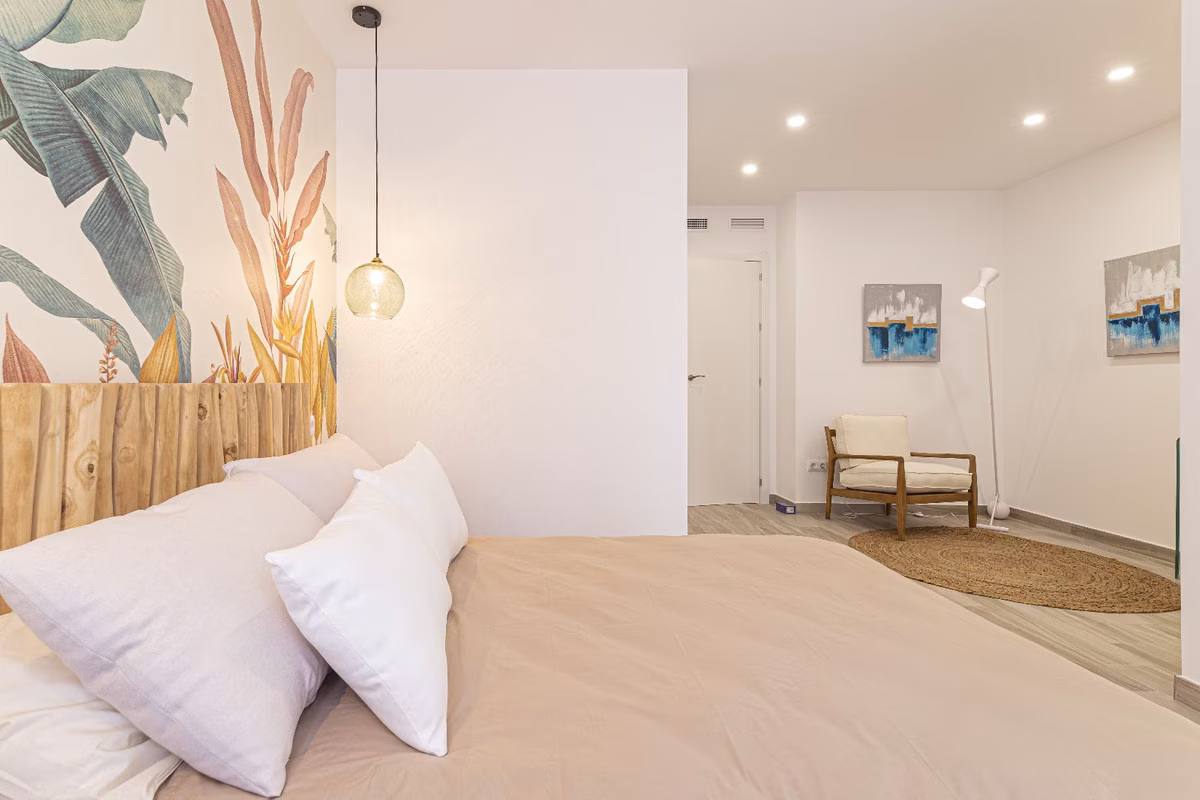 Schlafzimmer mit Akzentwand im Tropenmuster