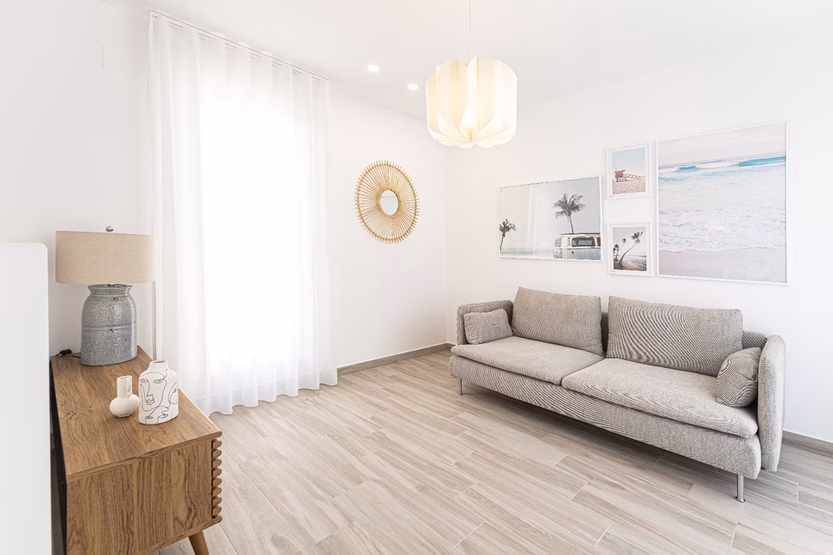 Zweite Sitzecke mit grauem Sofa