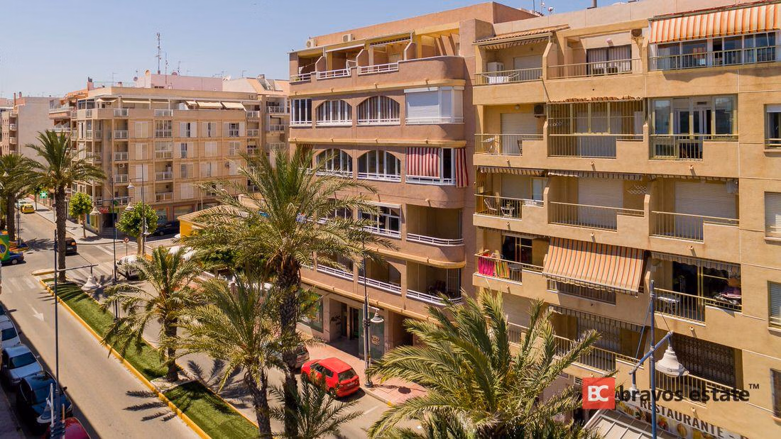 Seafront 2-Bedroom Apartment in Torrevieja - 4