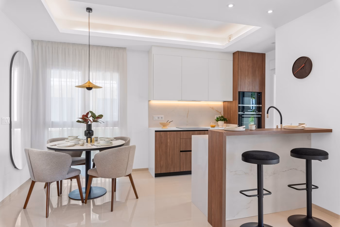 Cuisine avec comptoir snack et table ronde