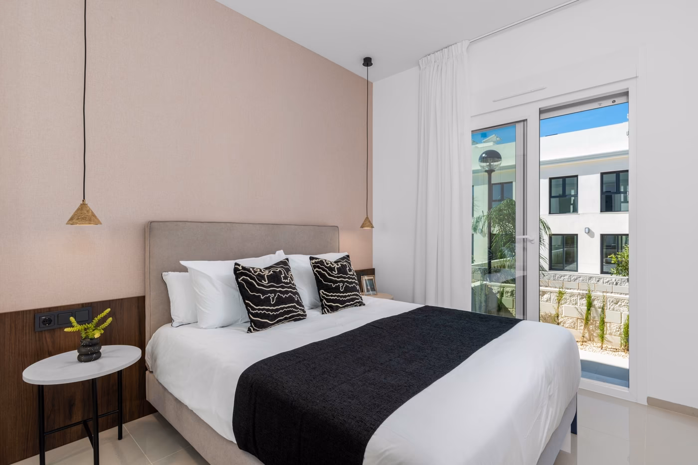 Chambre avec porte vitrée sur la terrasse