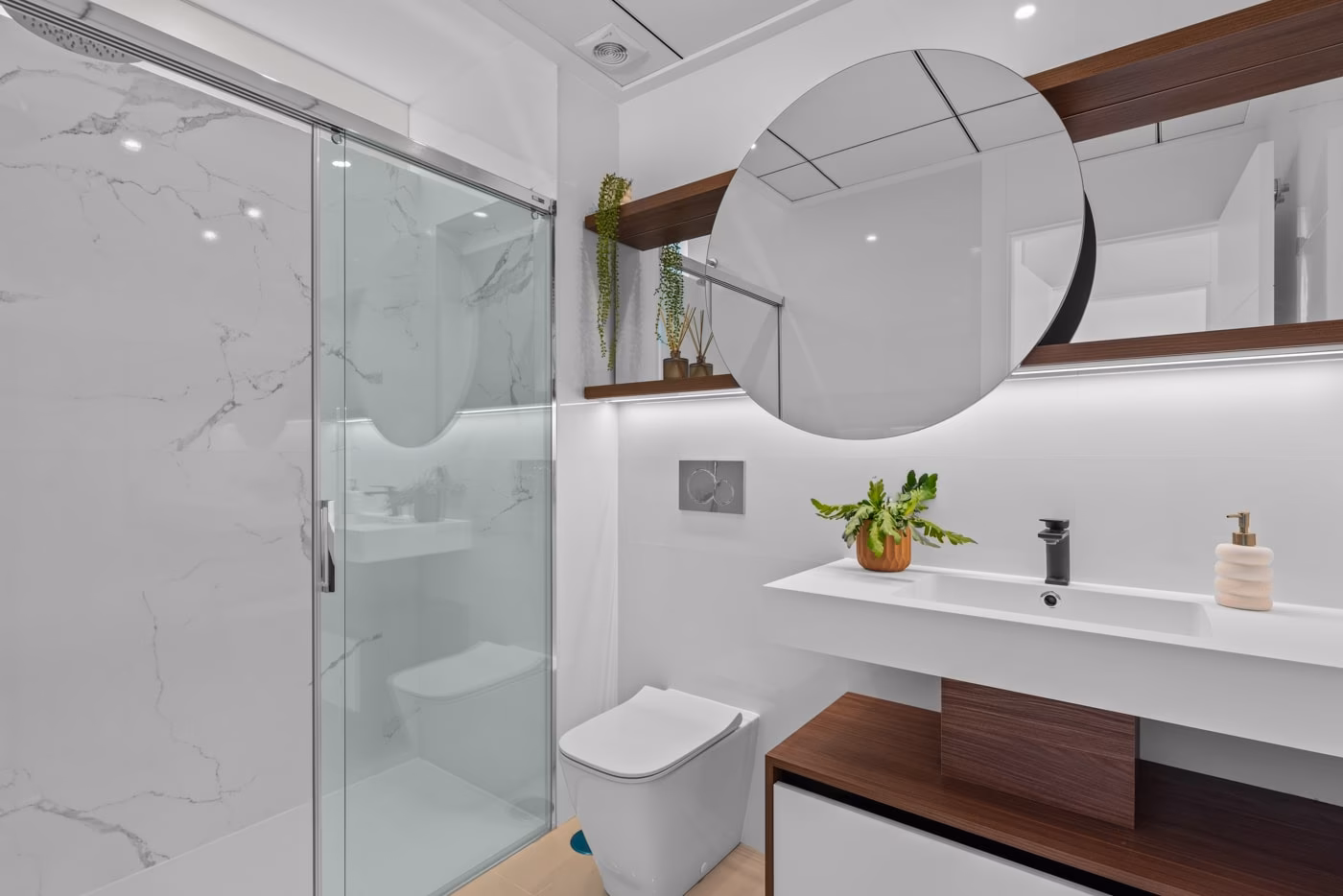 Salle de bains avec douche à l’italienne et meuble suspendu