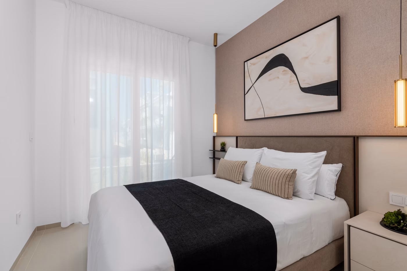 Chambre parentale avec tête de lit capitonnée et chevets