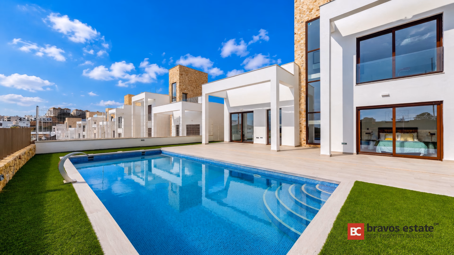 Piscine privée et terrasse attenante à la villa