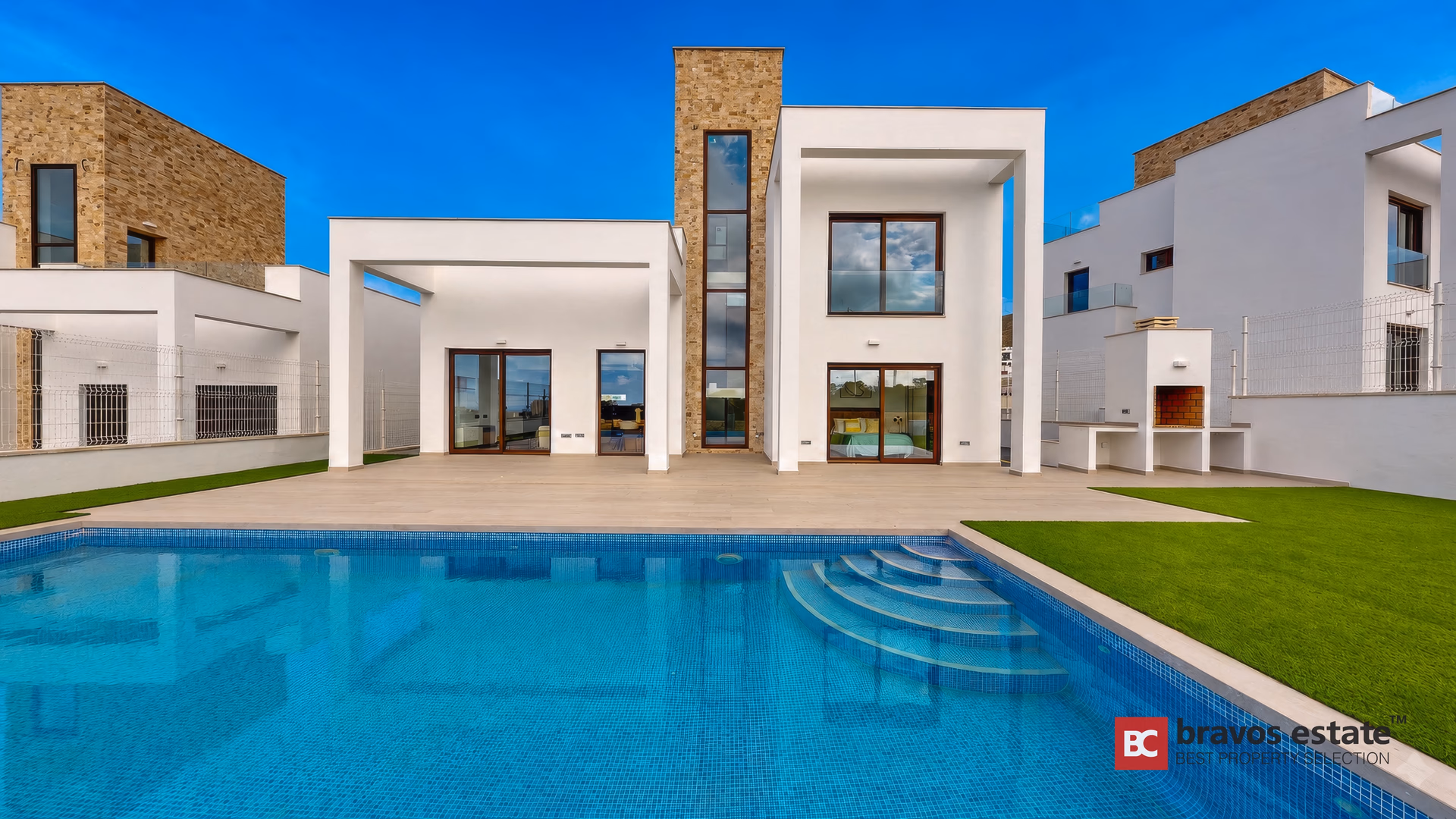 La villa, la piscine et le jardin paysager