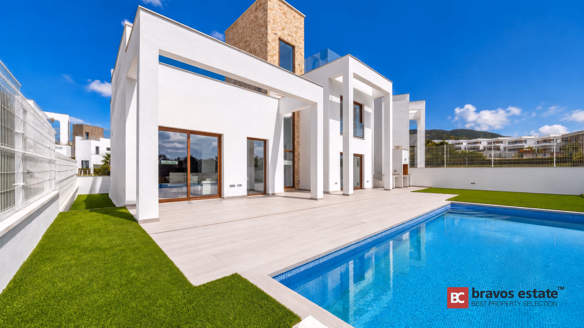 Extérieur moderne de la villa avec piscine privée