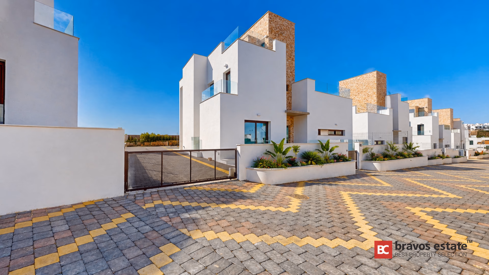 Extérieur de la villa avec parking privé