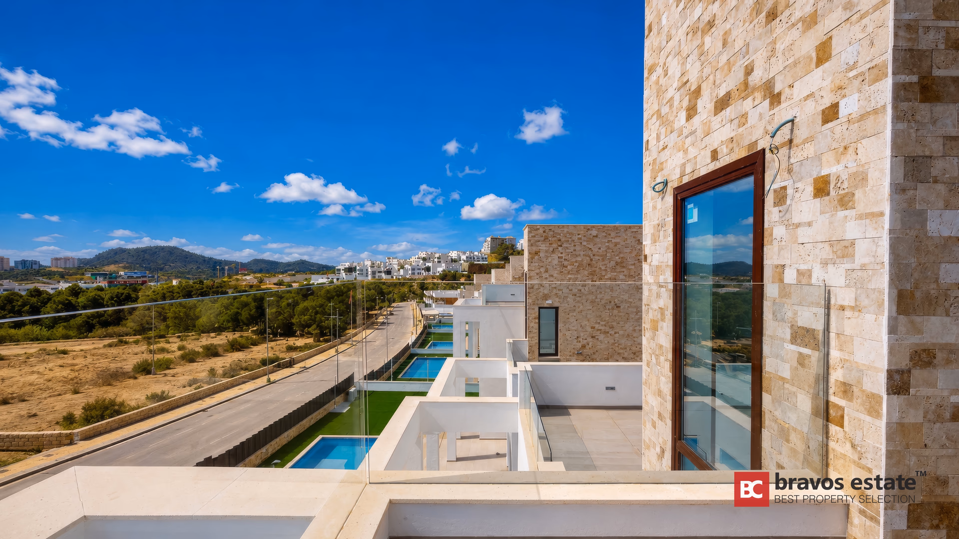 Terrasse sur le toit avec piscine et vue panoramique