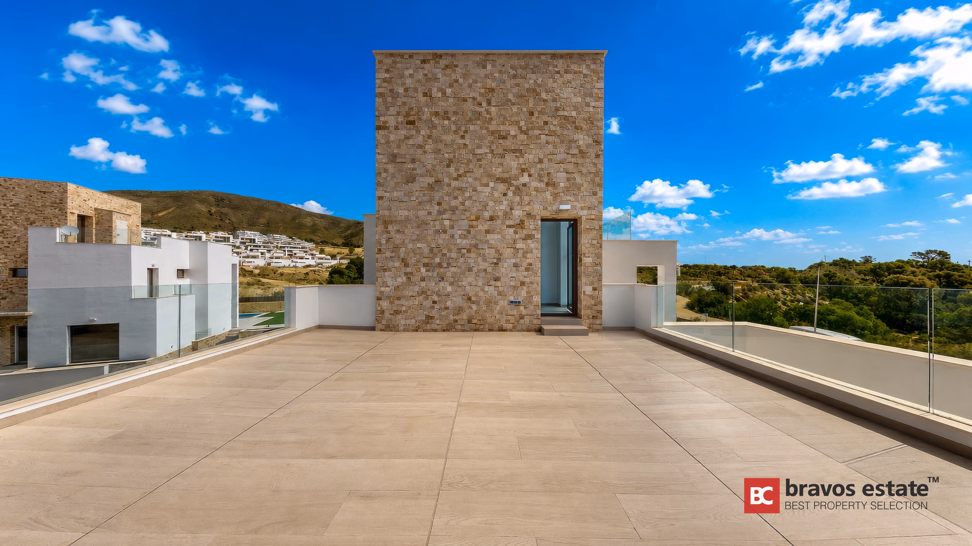 Terrasse sur le toit avec élément en pierre et vue dégagée