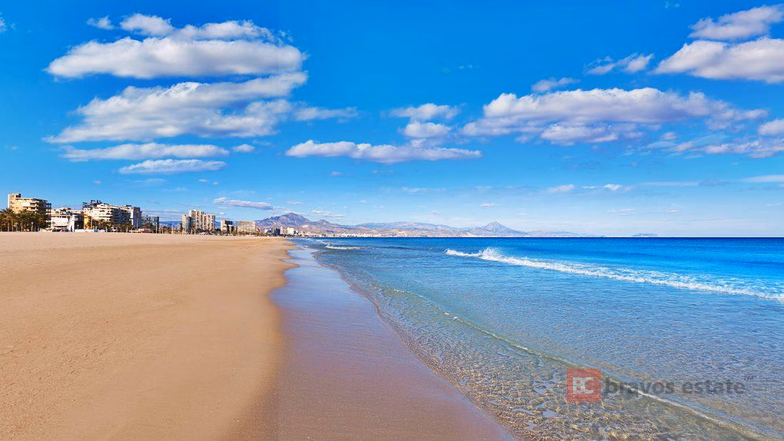 Beachside 3-Bedroom Apartment in Playa de San Juan · 109 m² - 3