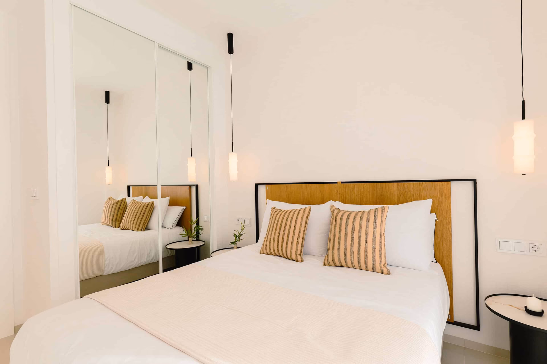 Chambre avec placard intégré à portes miroir