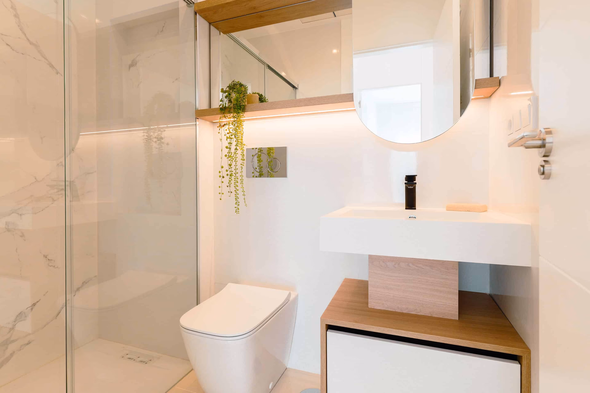 Salle de bains avec douche à l’italienne et meuble suspendu