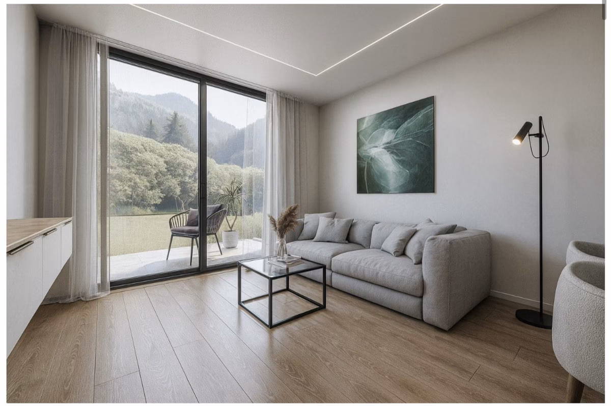 Wohnzimmer mit Sofa, Stehleuchte und Glastüren zur Terrasse in einer Wohnung von Maximlux