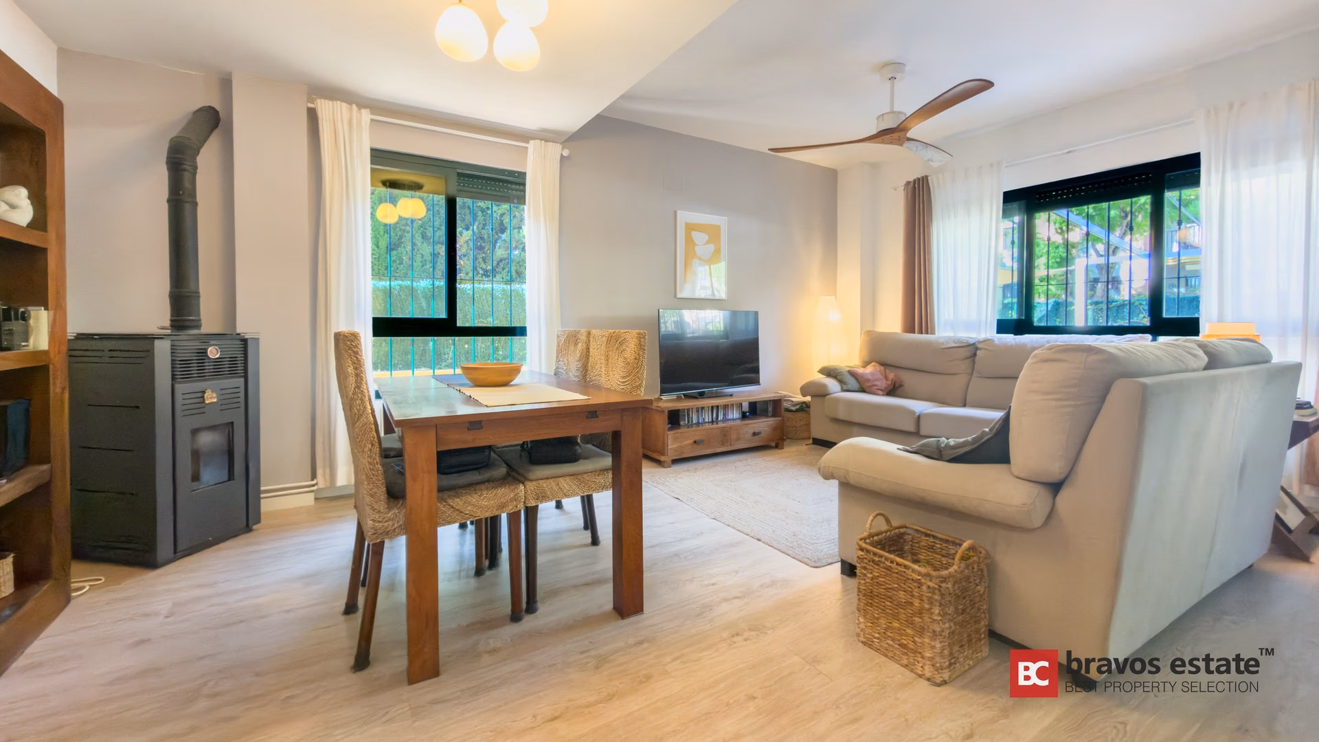 Spacious 4-Bedroom Bungalow in Playa de San Juan - 3