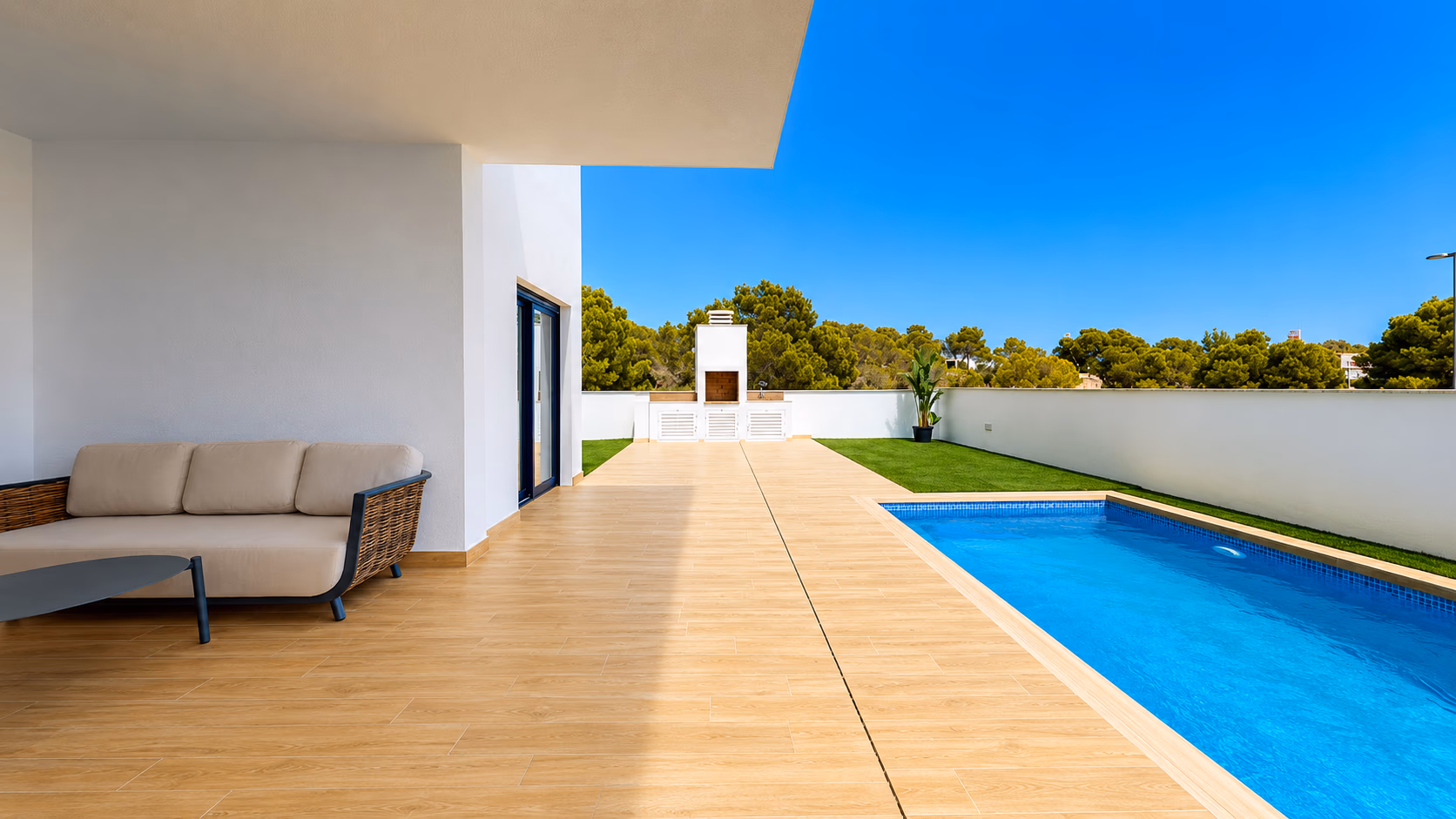 Privater Pool und überdachte Lounge-Terrasse des Bungalows