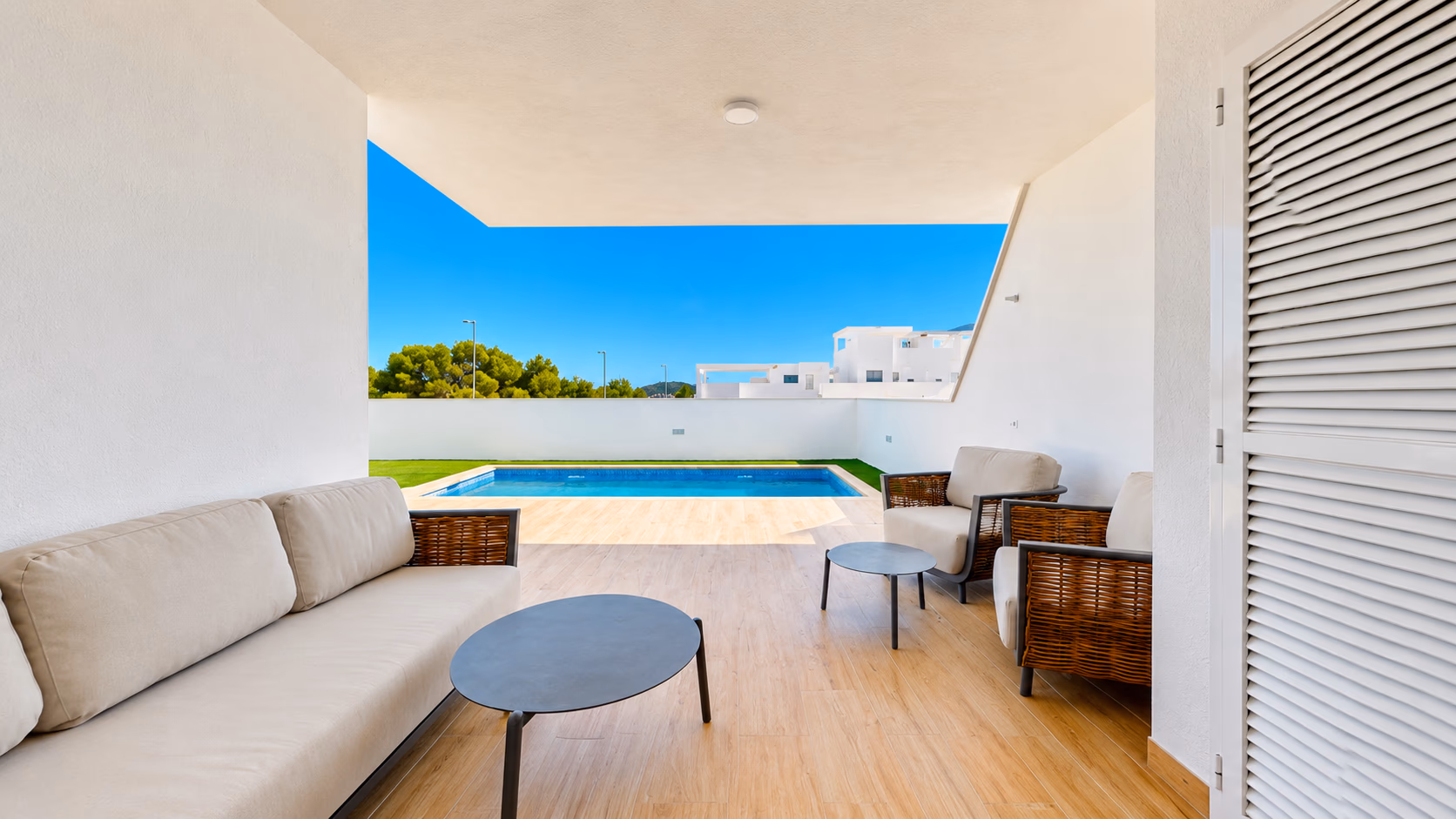 Offener Wohnbereich mit Zugang zur Poolterrasse