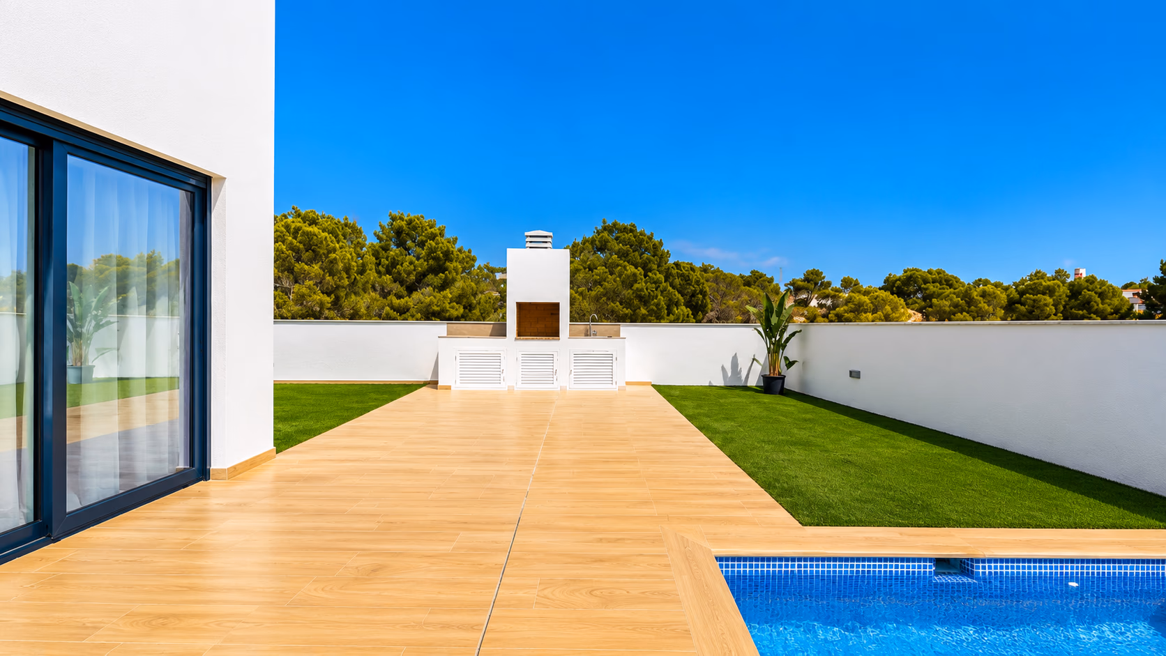 Privater Pool neben der Hauptterrasse