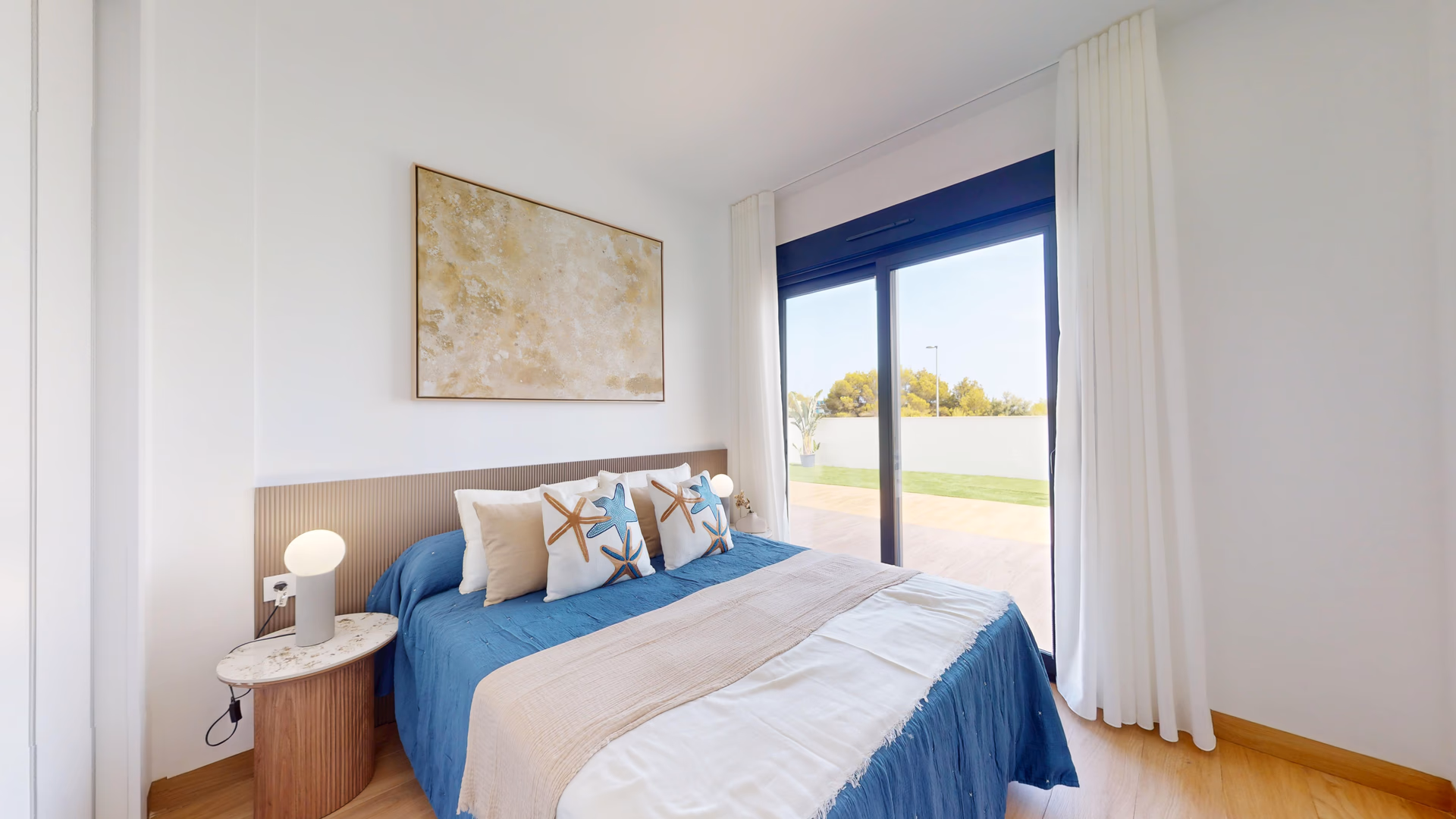 Schlafzimmer mit Doppelbett und Einbauschränken
