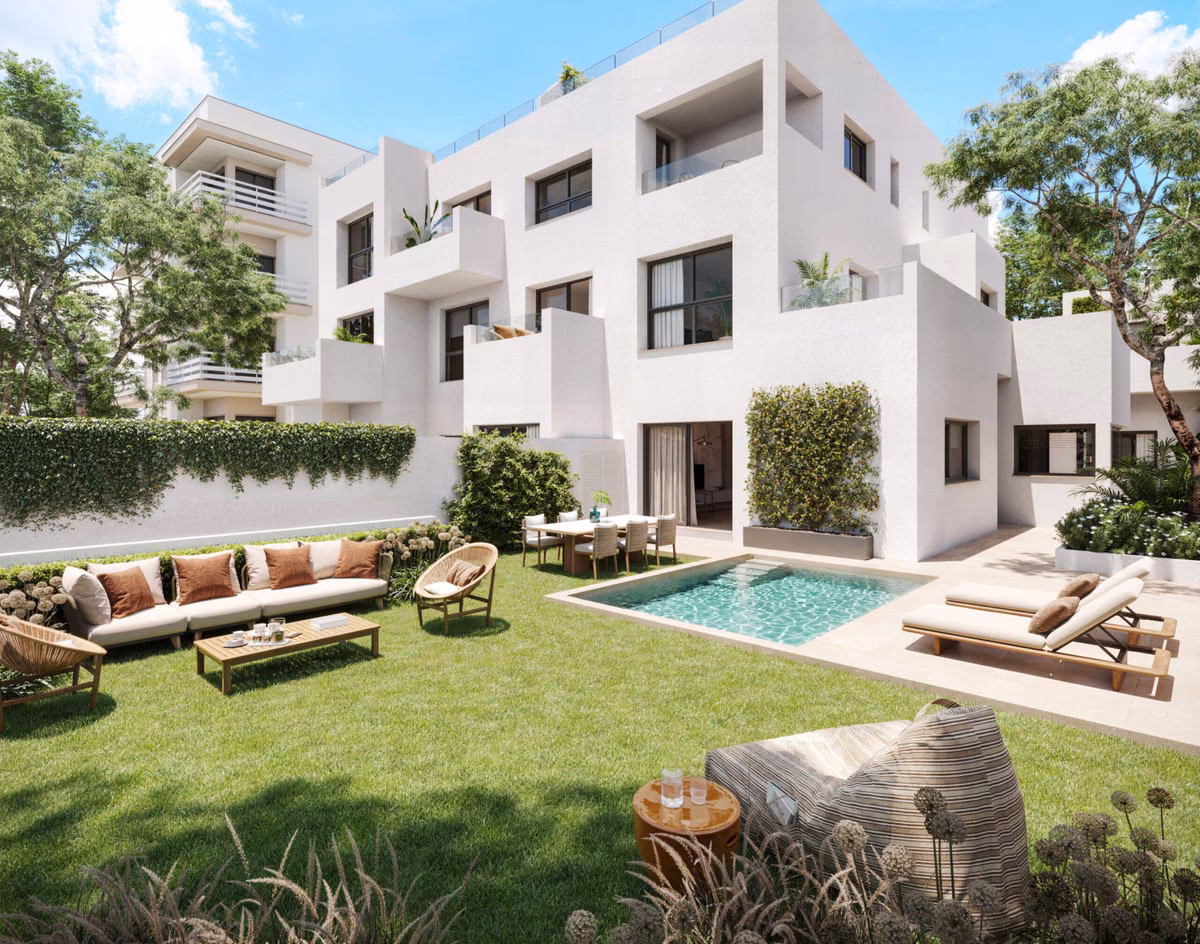 Weiße Fassaden, Rasengarten und Pool bei Miramar 34, El Limonar, Málaga