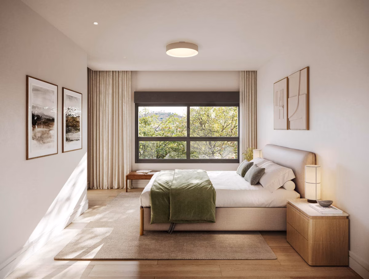 Schlafzimmer mit Fenster ins Grüne in einer Maisonette von Miramar 34