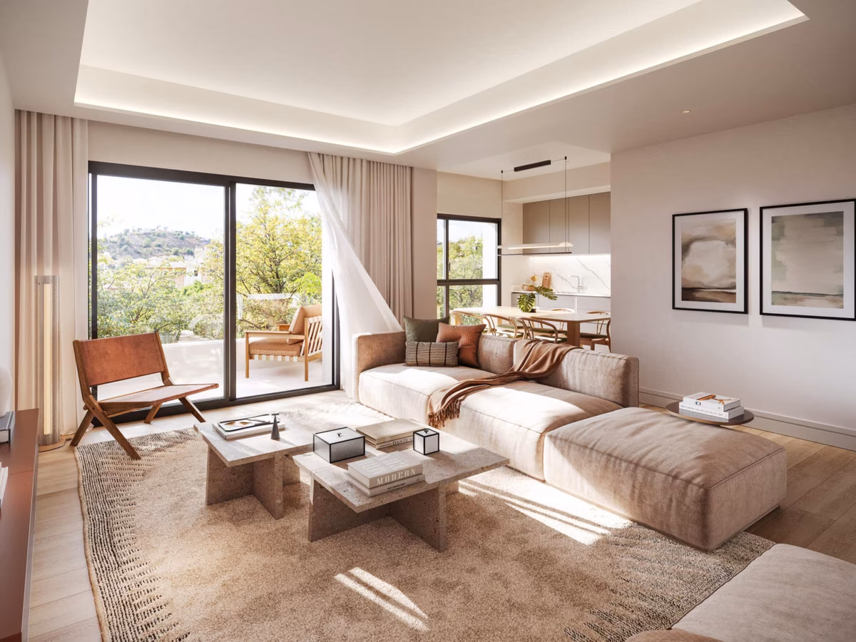 Wohnzimmer mit Schiebetüren zur Terrasse in einer Maisonette von Miramar 34