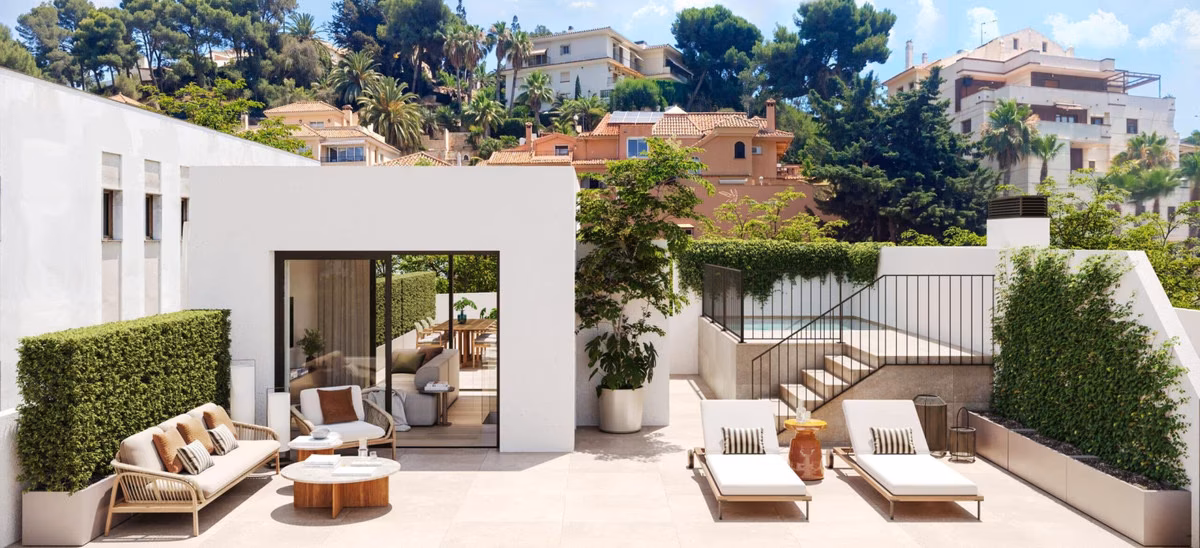 Dachsolarium mit Outdoor-Sofas und Blick über El Limonar