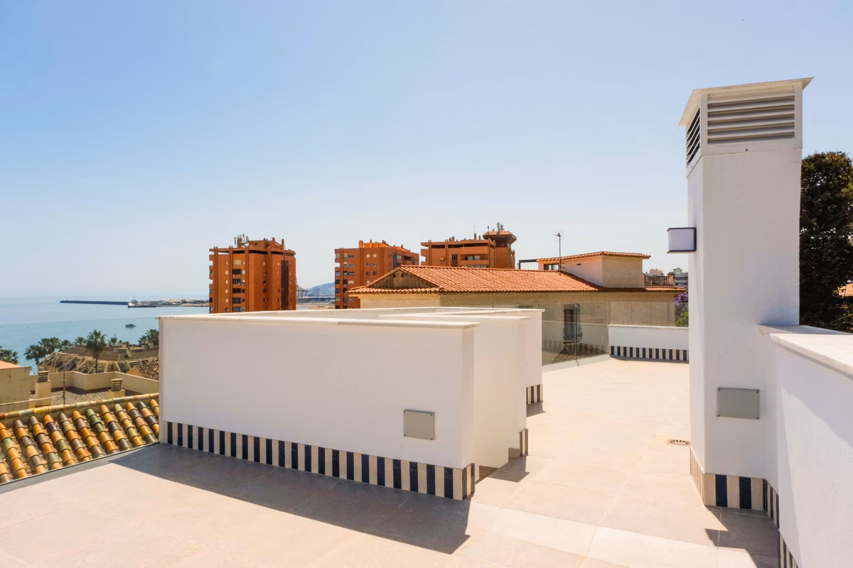 Solarium mit Meer und dem Hafen von Málaga in der Ferne, Monte Sancha 28