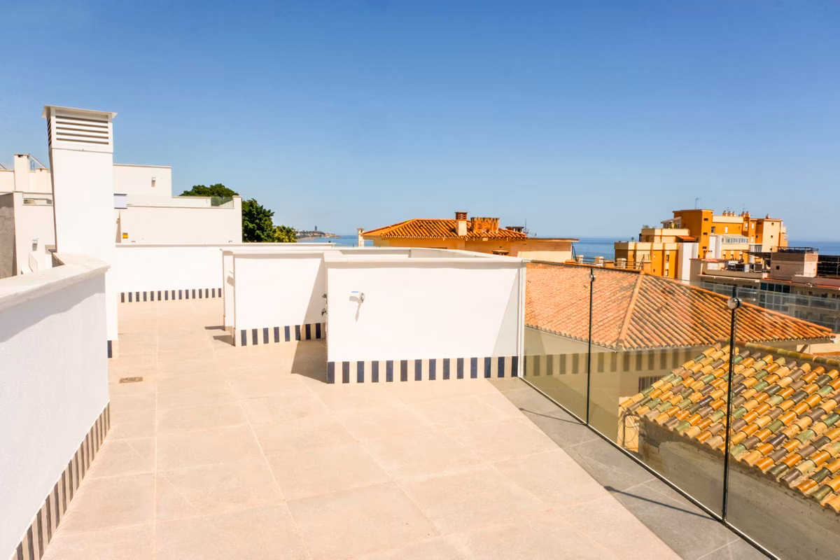 Solarium mit Glasgeländer über Ziegeldächern und dem Meer, Monte Sancha 28