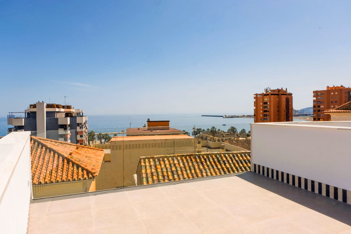 Solarium mit Blick über die Stadt bis zum Meer, Monte Sancha 28