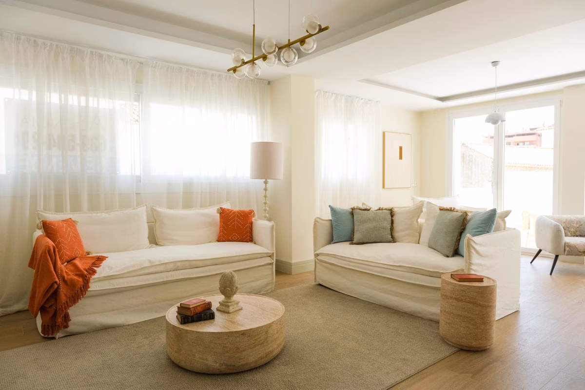 Wohnzimmer mit weißen Sofas und orangefarbenen Kissen in Monte Sancha 28