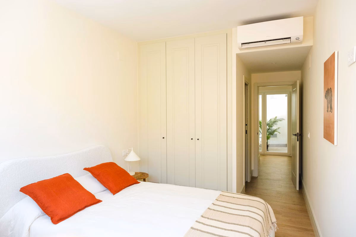 Schlafzimmer mit Einbauschränken und Klimaanlage in Monte Sancha 28