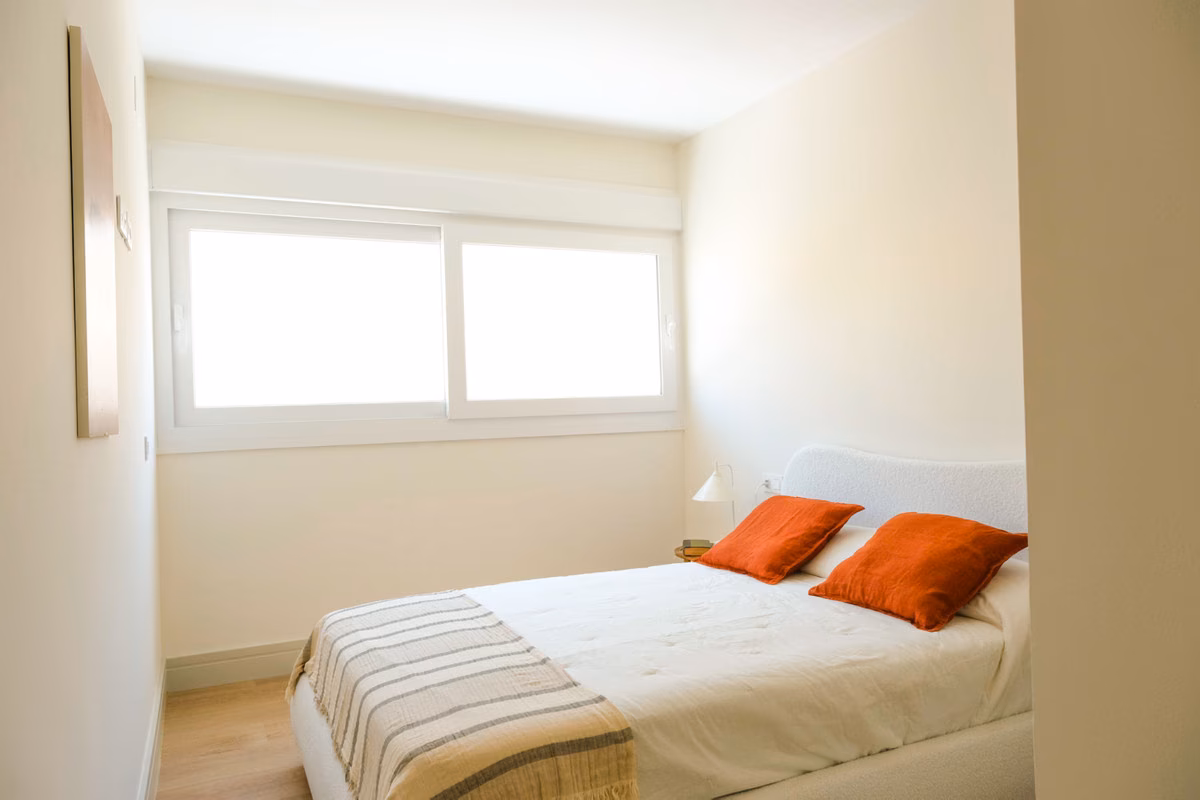 Helles Schlafzimmer mit breitem Fenster in Monte Sancha 28