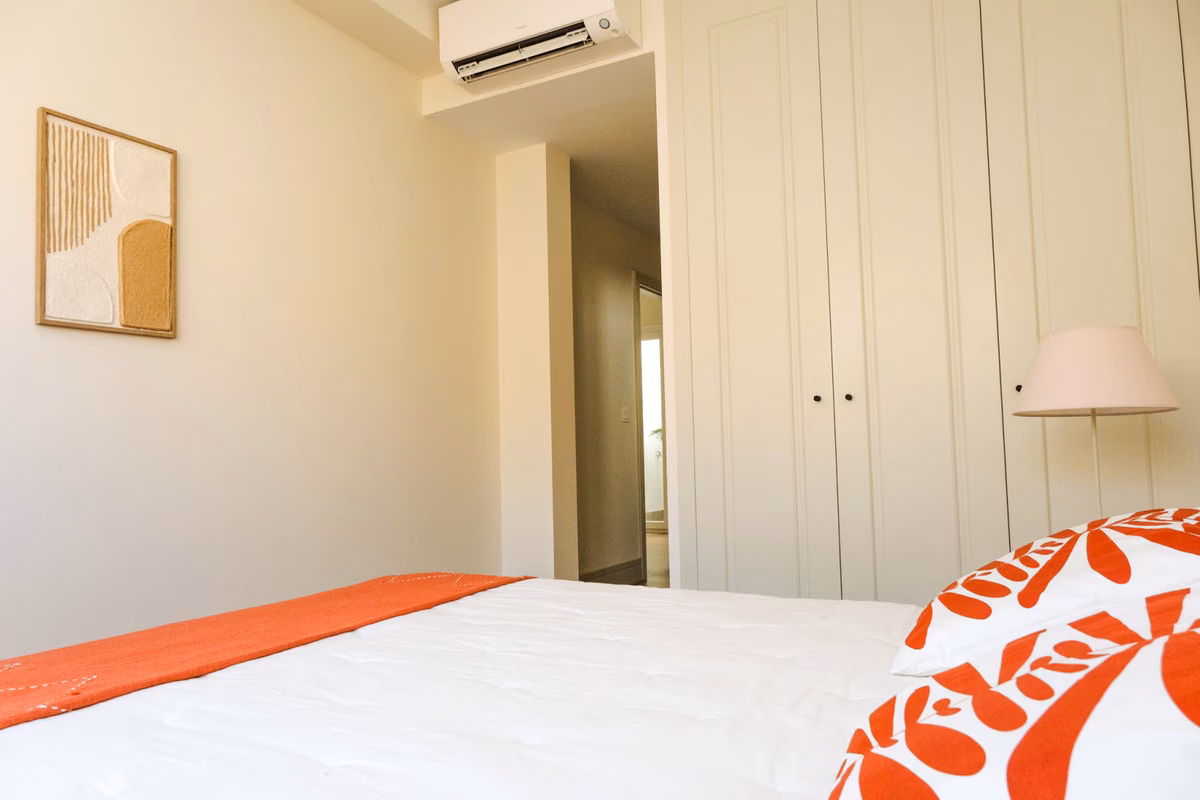 Schlafzimmer mit Einbauschränken und orangefarbenem Kissen in Monte Sancha 28