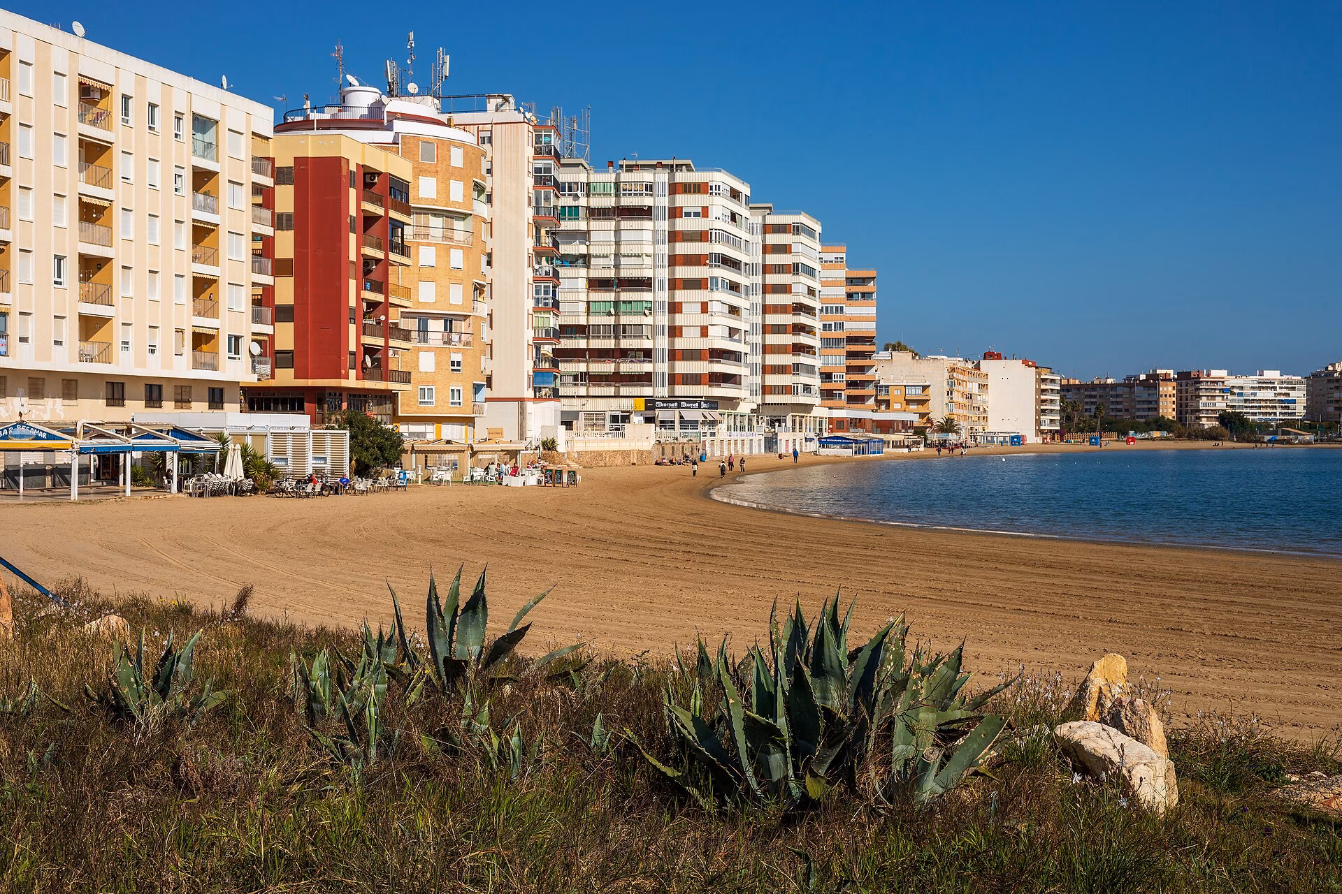 Playa del Acequión junto al edificio (photo: Ximonic, Wikimedia, CC BY-SA 4.0)