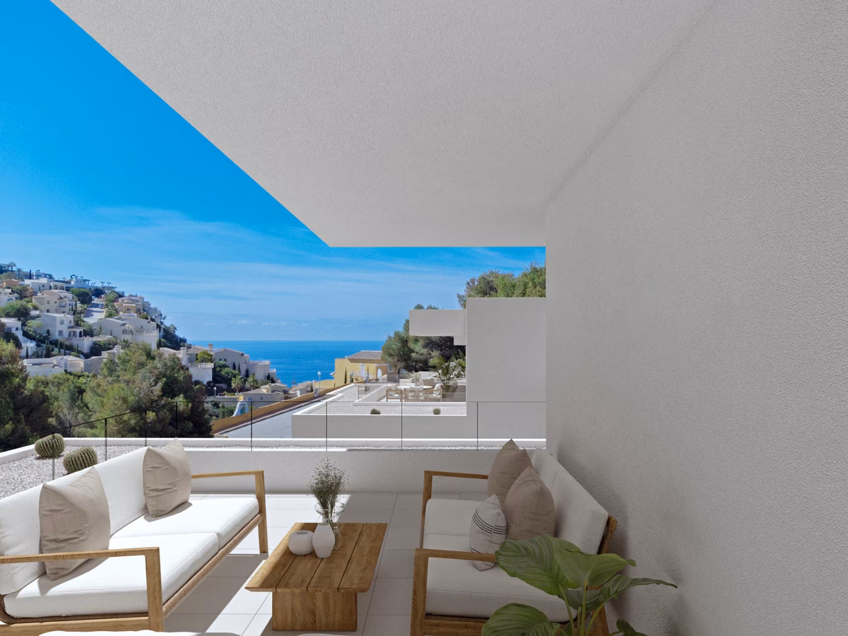 Terrasse mit Outdoor-Sofa und Glasbrüstung, Blick über die Villen am Hang aufs Meer
