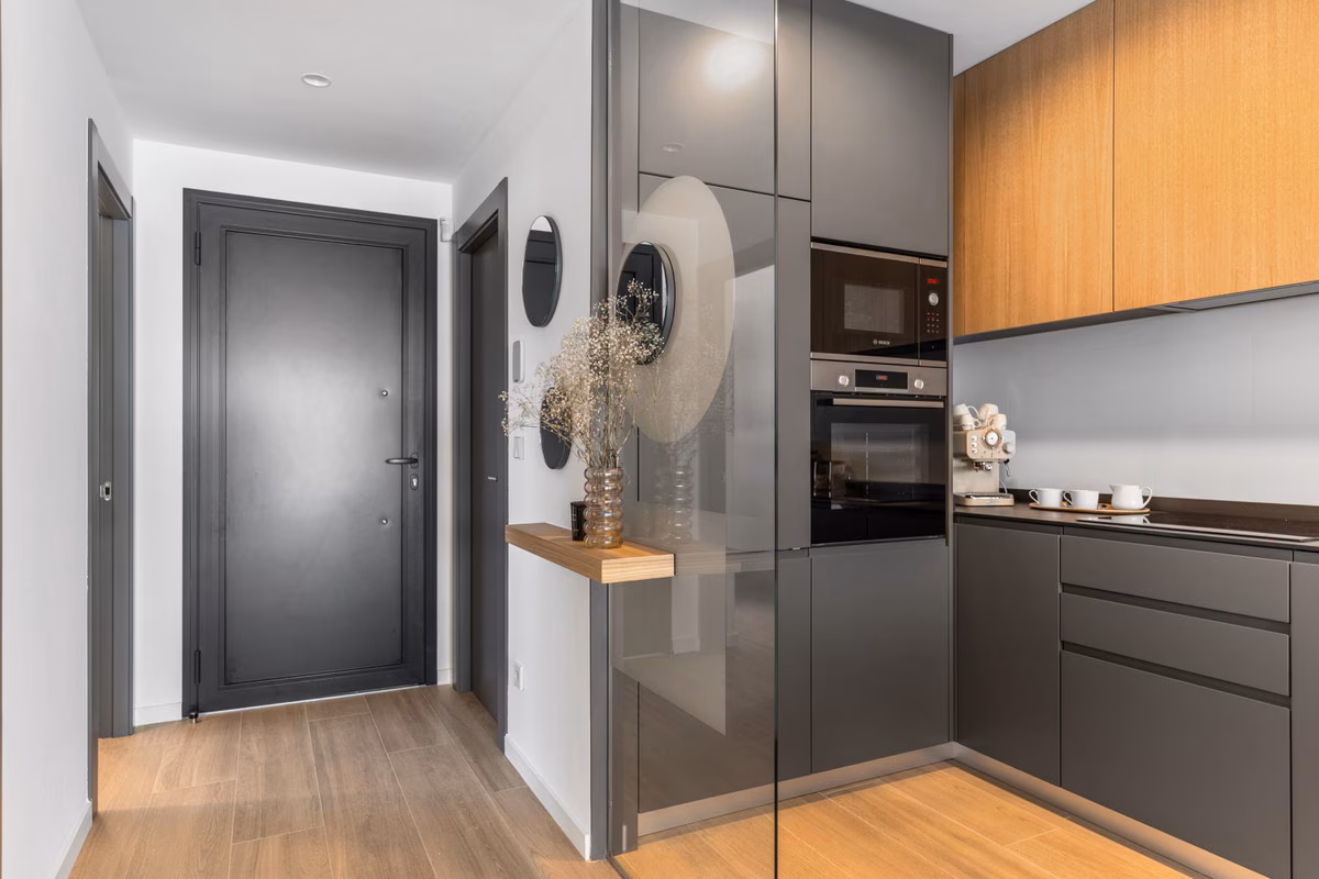 Küche mit dunklen Hochschränken für Backofen und Mikrowelle