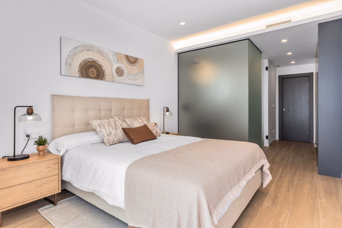 Schlafzimmer mit Milchglas-Trennwand zum Bad