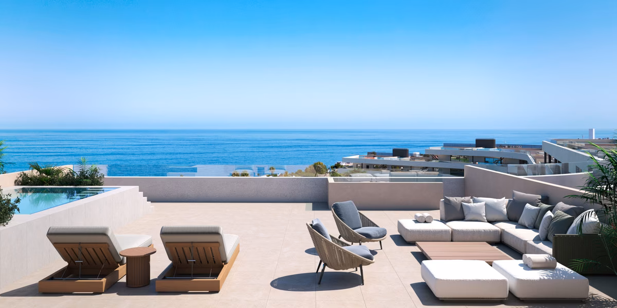 Dachterrasse mit Liegen und Meerblick