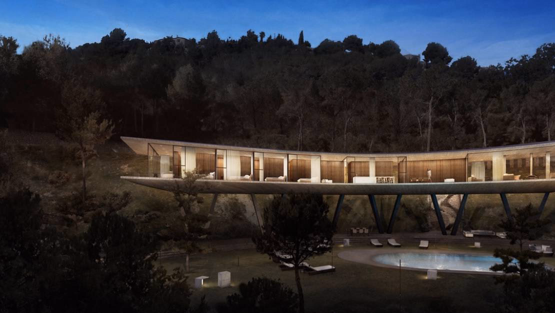 La villa al anochecer, con la planta de día iluminada y la piscina en el jardín