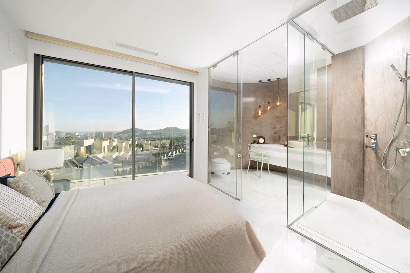 Slaapkamer met glazen douche en microcement-wasmeubel