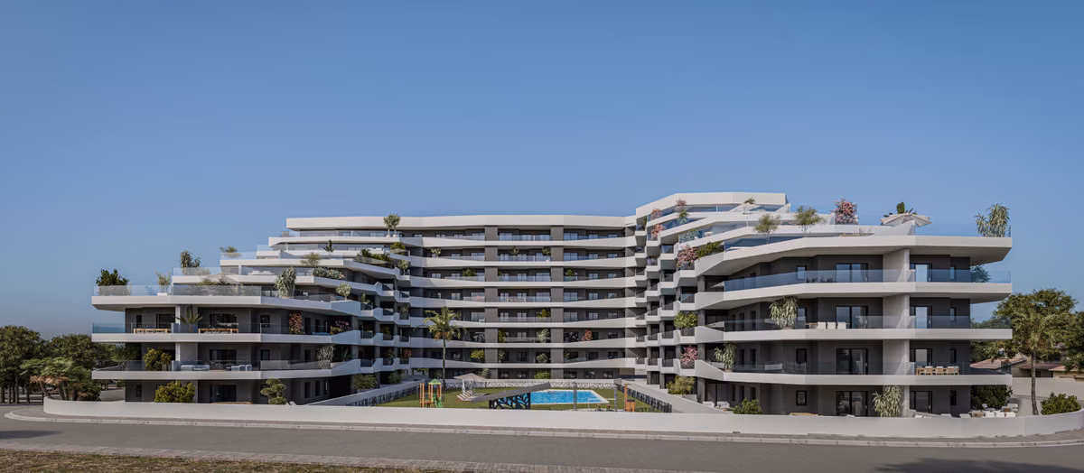 Straßenansicht des Gebäudes mit Terrassen auf jeder Etage und Pool