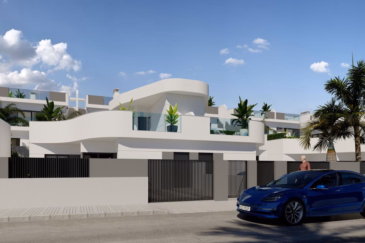 Fachada a la calle de una vivienda con planta alta curva y puerta de acceso en Nature Views
