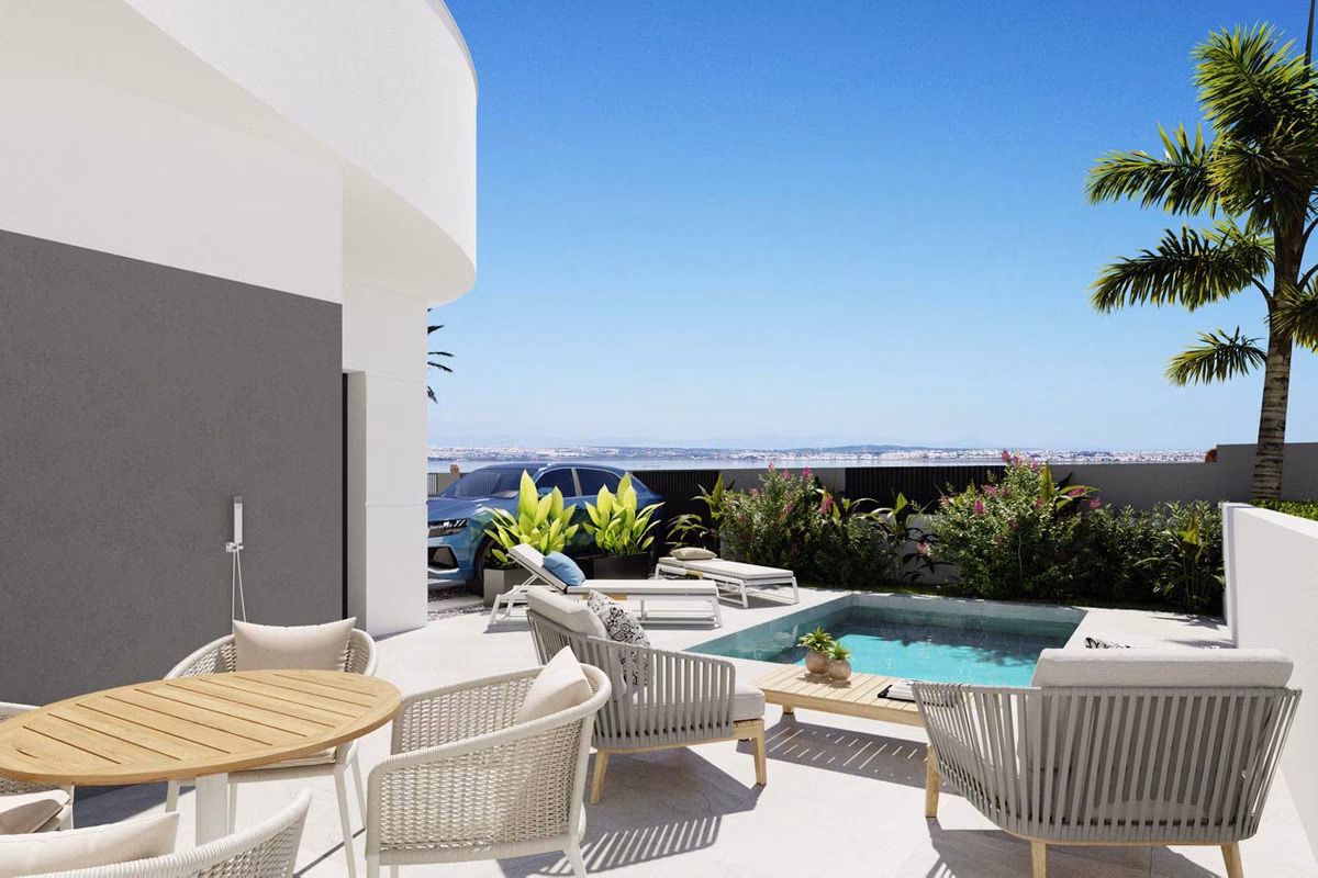 Terraza con pequeña piscina privada y muebles de exterior en Nature Views