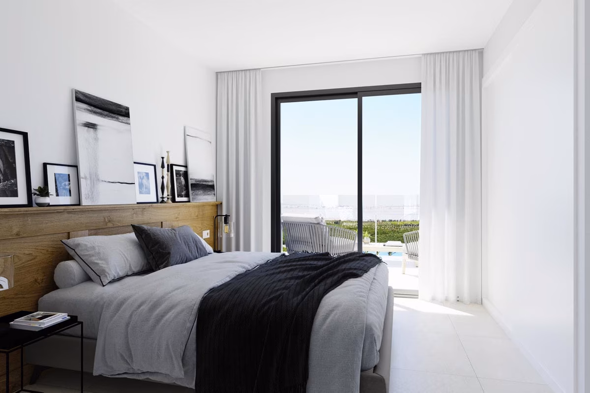 Dormitorio con cama doble y puerta corredera a la terraza en Nature Views