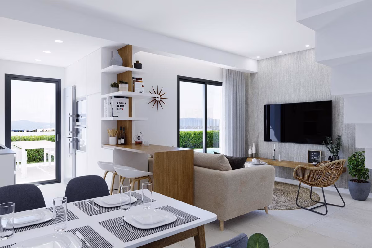 Salón con sofá, pared de televisión y mesa de comedor en Nature Views