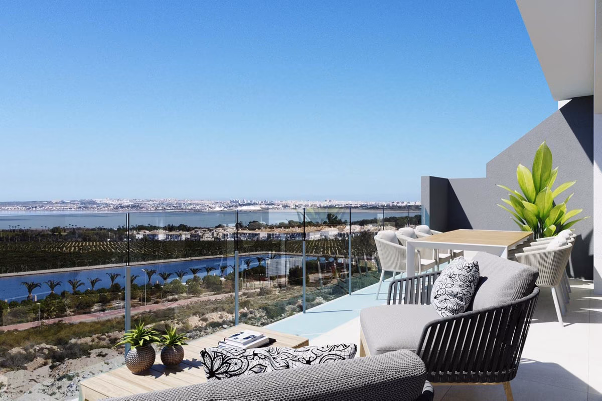 Terraza con sofás de exterior y vistas a la laguna salada y los huertos en Nature Views
