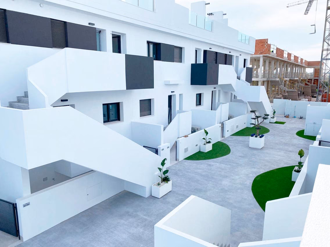 Bloques de adosados terminados con escaleras exteriores y pequeños jardines en Nature Views