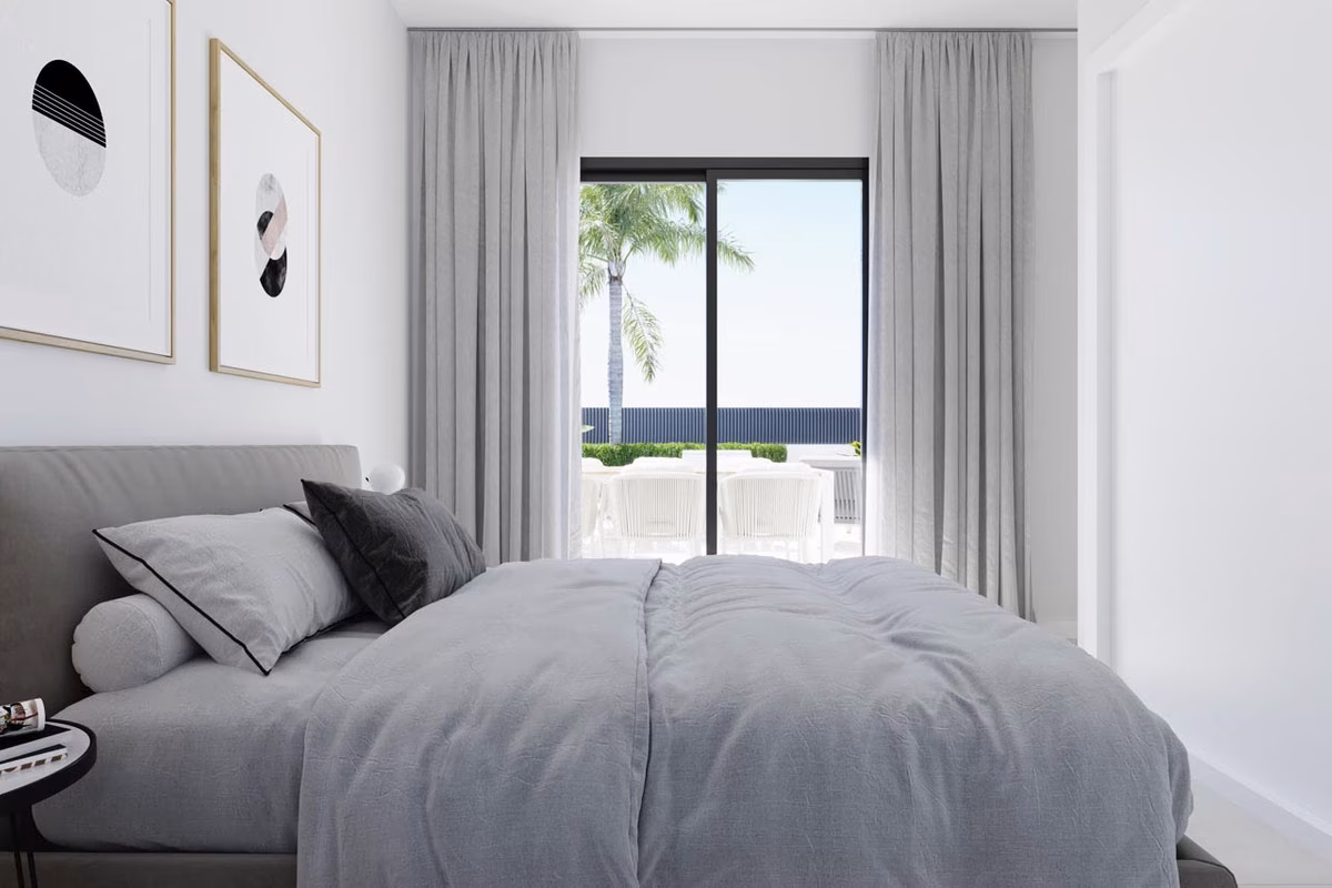 Dormitorio con ropa de cama gris y puerta corredera al jardín en Nature Views