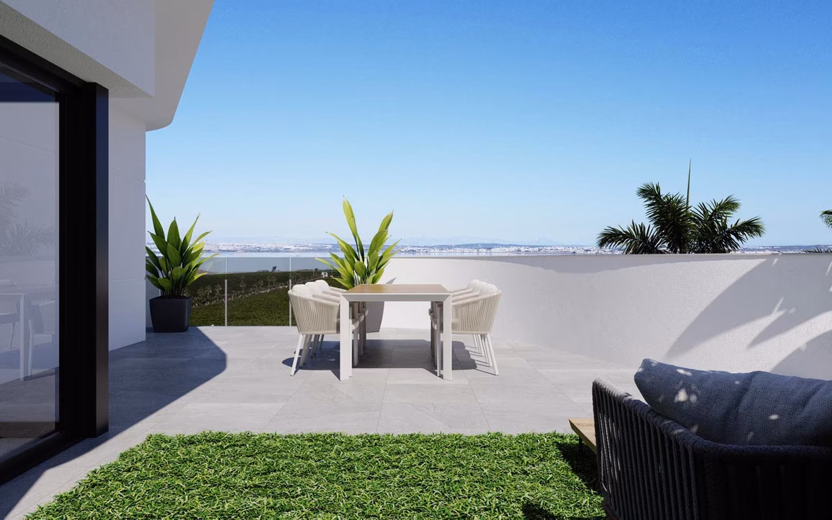 Terraza de planta baja con mesa de comedor y césped artificial en Nature Views
